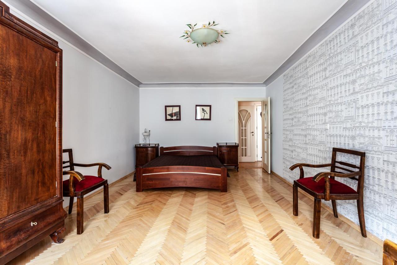 Four Bedrooms Apartment In The Heart Of Львов Экстерьер фото